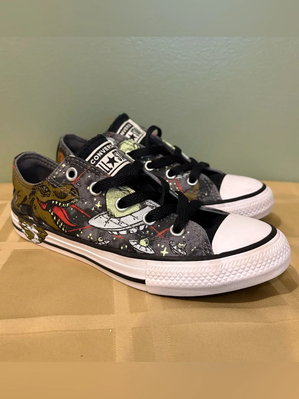 Converse Dinoverse kids size 1 low top dinosaur space planets t-Rex sneaker shoe